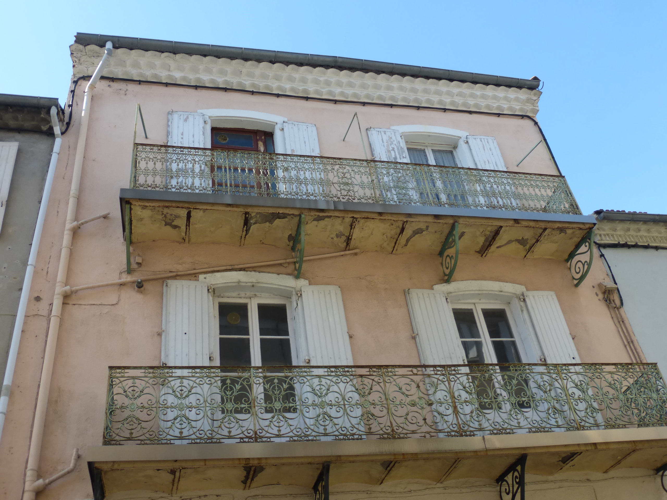 vente Immeuble trois niveaux à rénover entièrement.