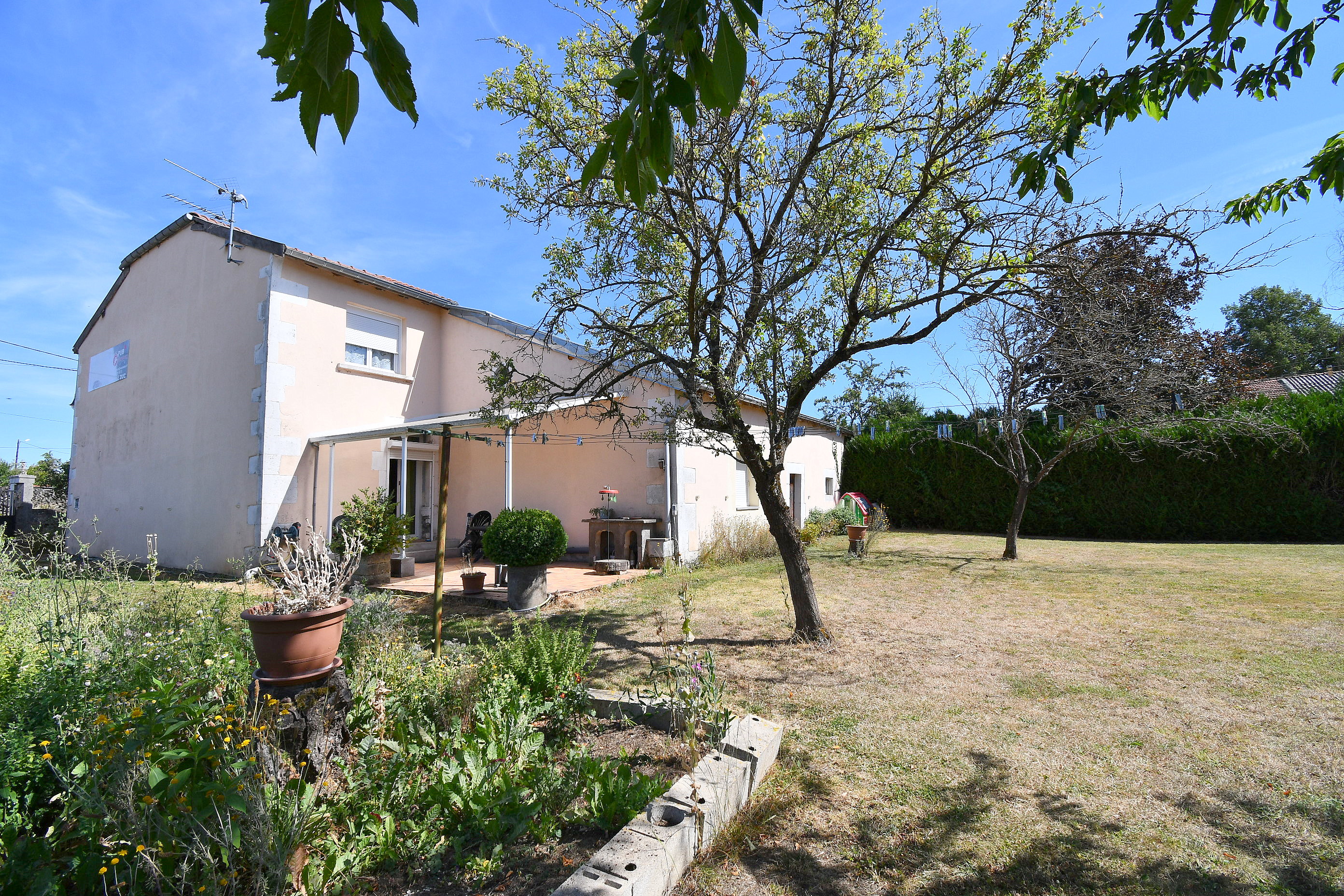 vente Immense maison de village avec jardin, atelier et dépendance